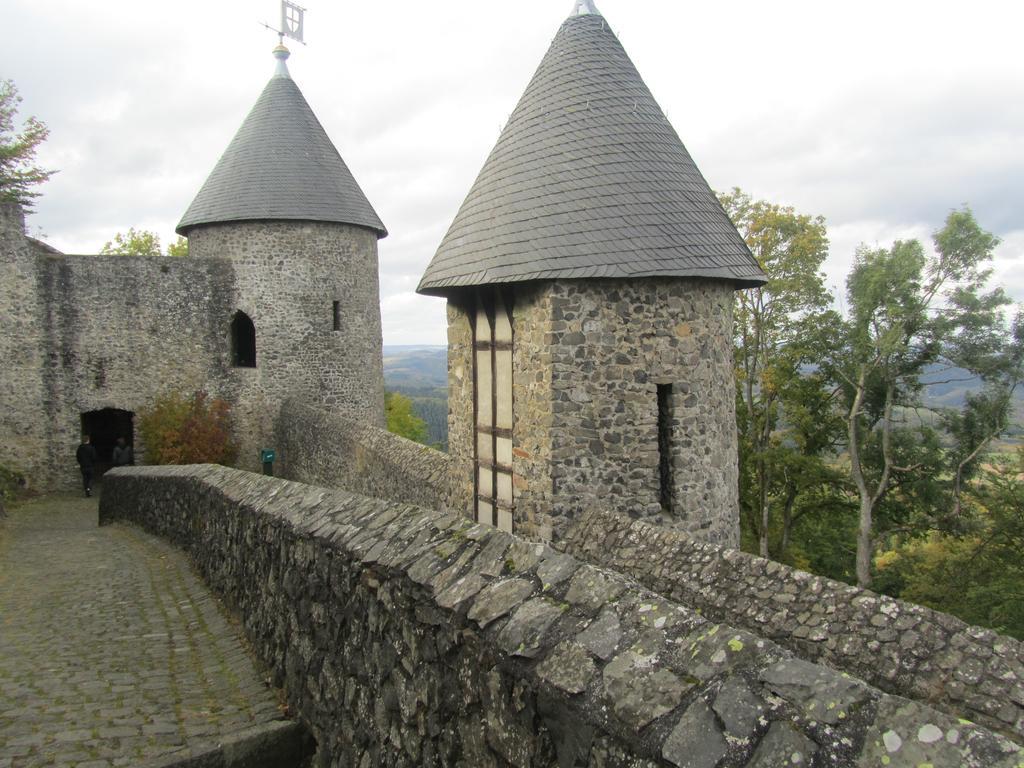 Land-Gut-Hotel Zur Burg Nurburg Exterior photo