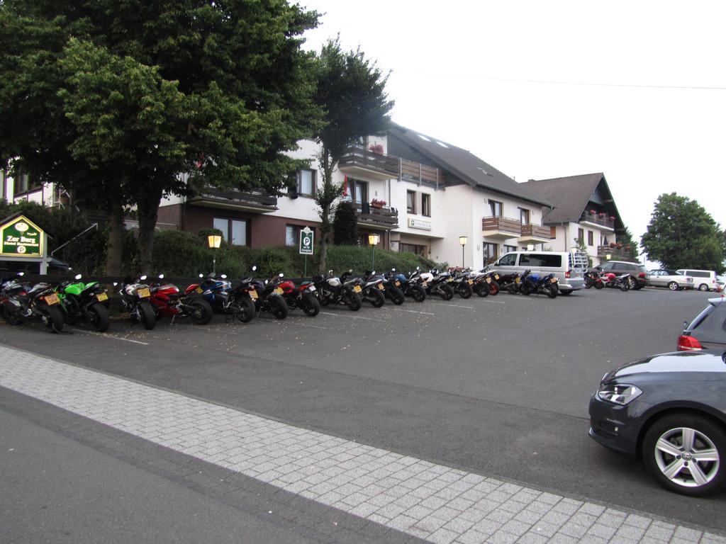 Land-Gut-Hotel Zur Burg Nurburg Exterior photo