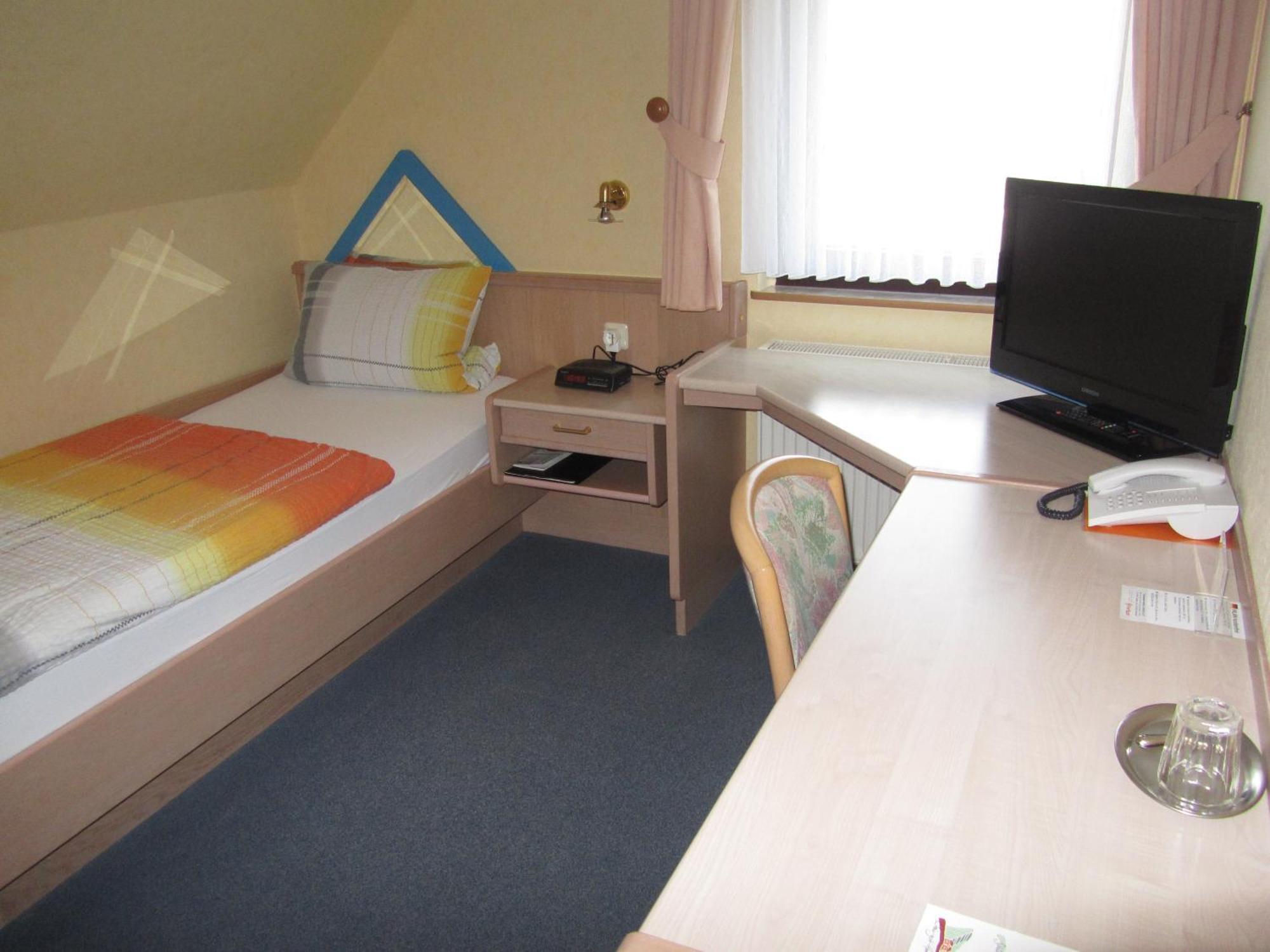 Land-Gut-Hotel Zur Burg Nurburg Room photo