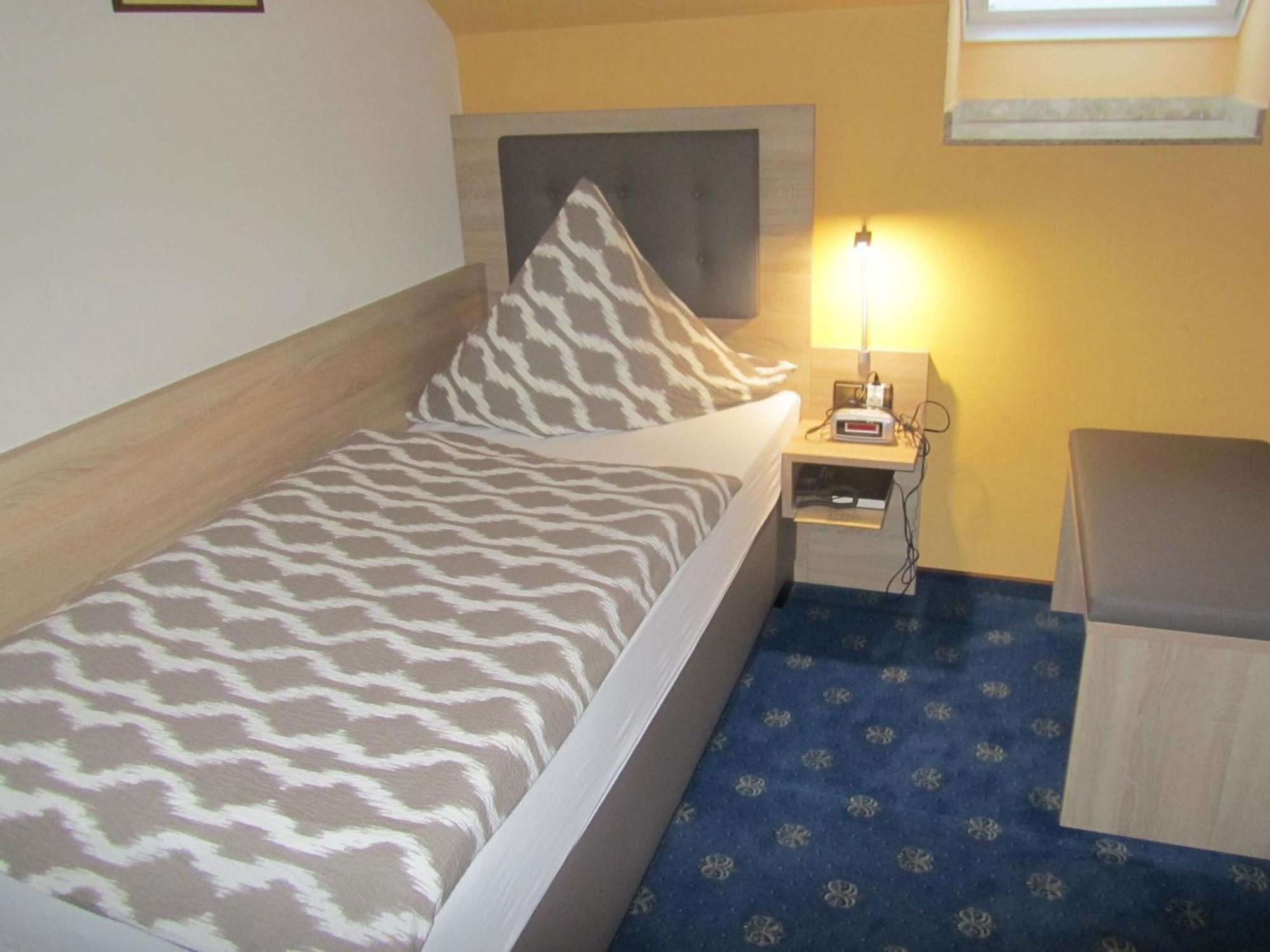 Land-Gut-Hotel Zur Burg Nurburg Room photo