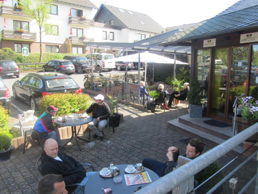 Land-Gut-Hotel Zur Burg Nurburg Exterior photo