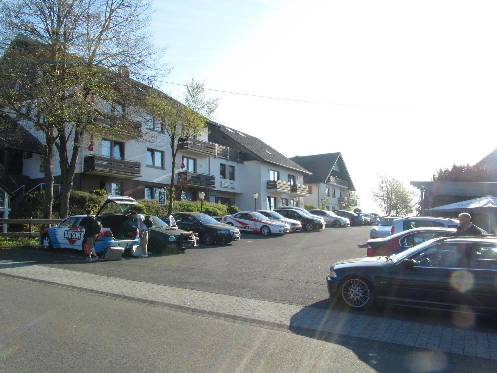 Land-Gut-Hotel Zur Burg Nurburg Exterior photo