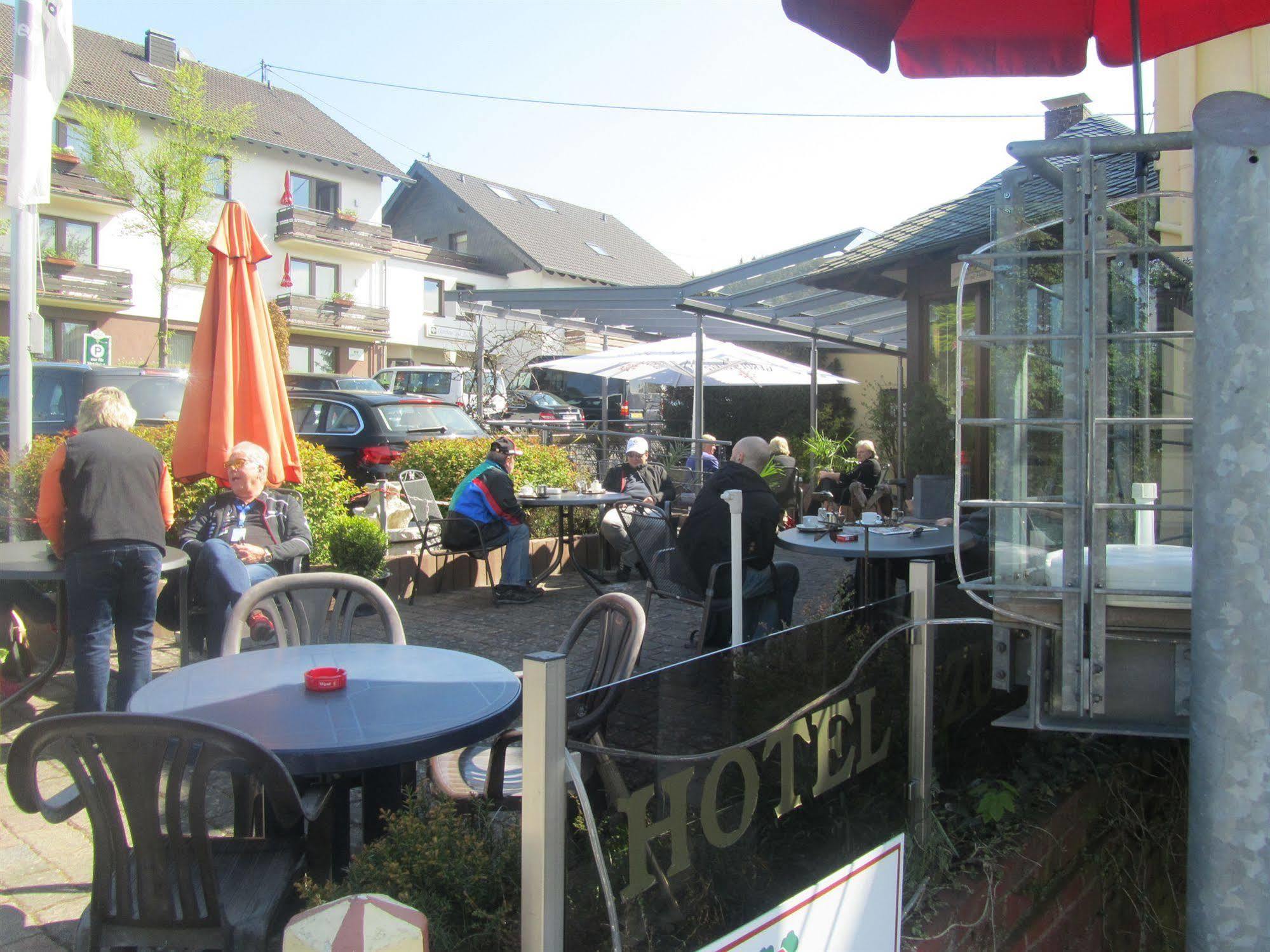 Land-Gut-Hotel Zur Burg Nurburg Exterior photo