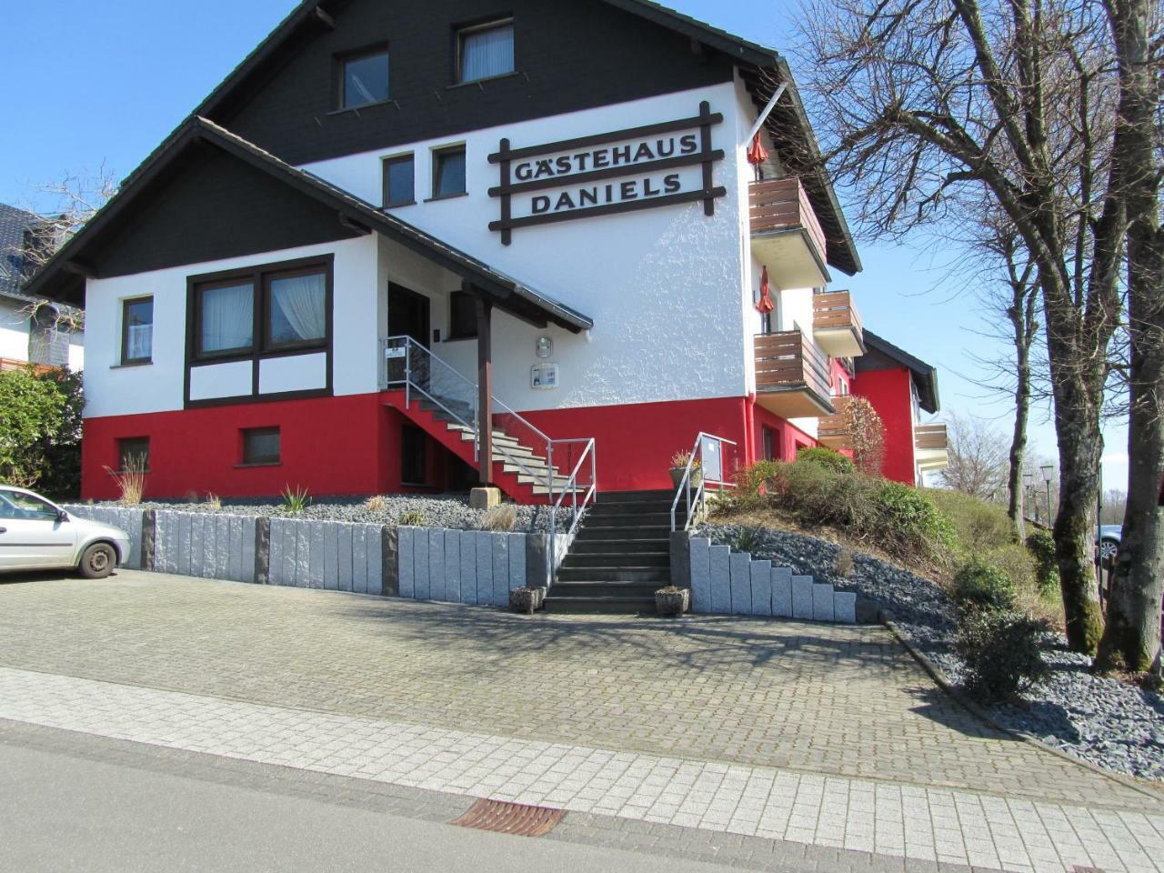 Land-Gut-Hotel Zur Burg Nurburg Exterior photo